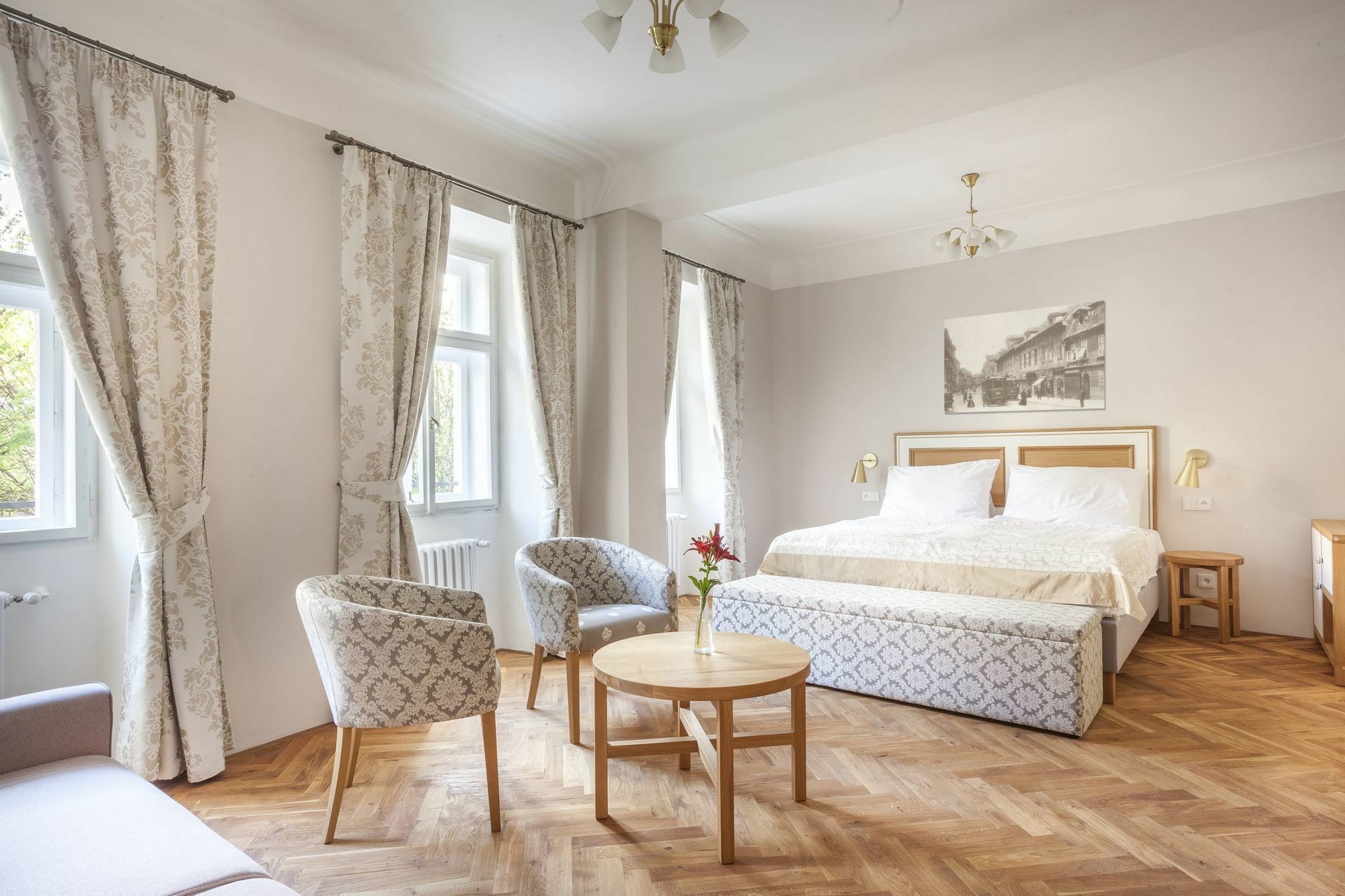 Отель At The Golden Scissors 4*